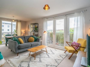 Pass the Keys Modern 2 beds flat with Balcony and Free Parking